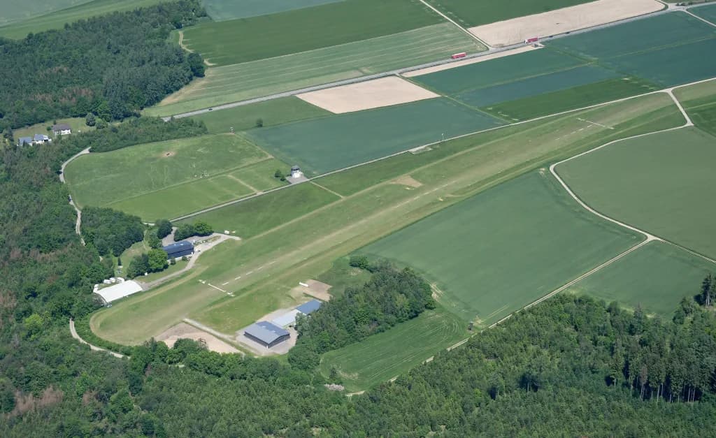 Luftaufnahme der Infrastruktur von Attendorn-Finnentrop Airfield