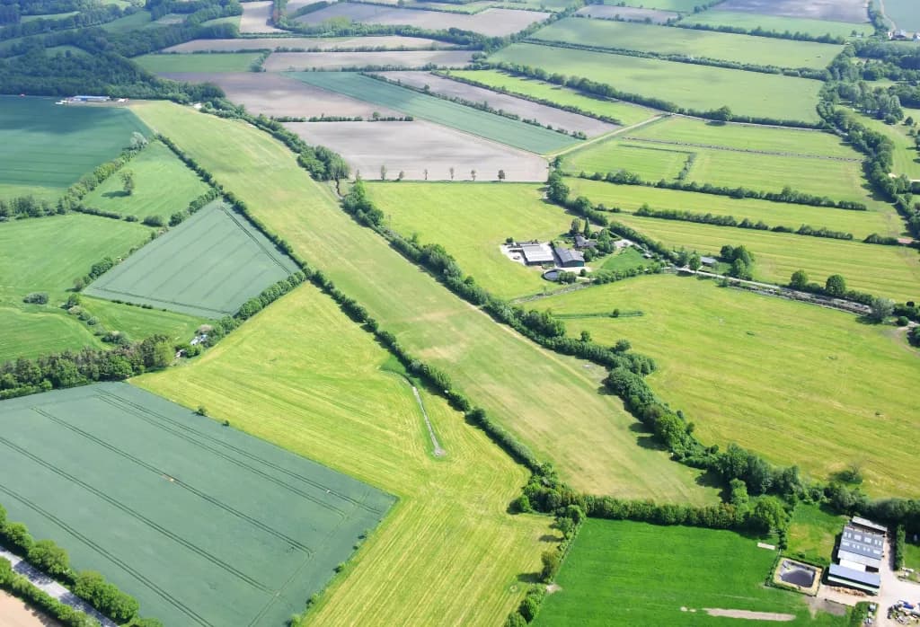 Luftaufnahme der Infrastruktur von Aukrug Airfield