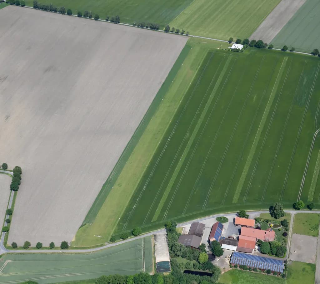 Luftaufnahme der Infrastruktur von Beelen Airfield