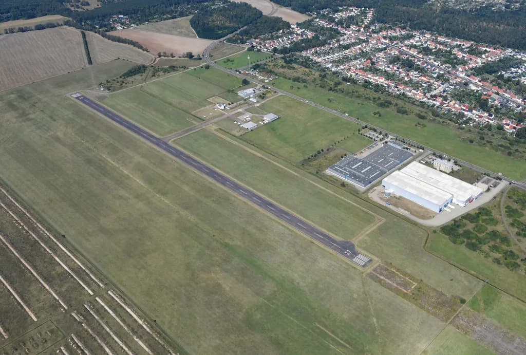 Luftaufnahme der Infrastruktur von Dessau Airfield