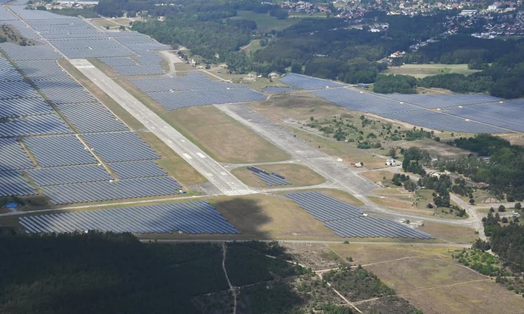 Luftaufnahme der Infrastruktur von Eberswalde-Finow Airfield