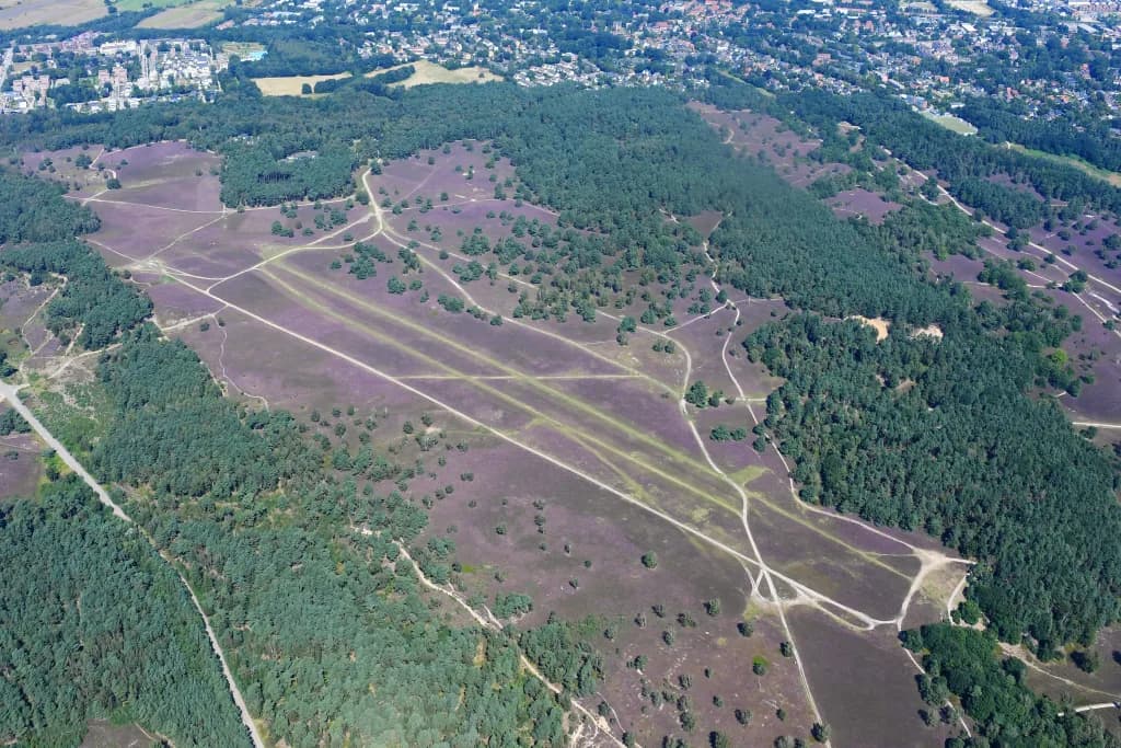 Luftaufnahme der Infrastruktur von Fischbek Airfield
