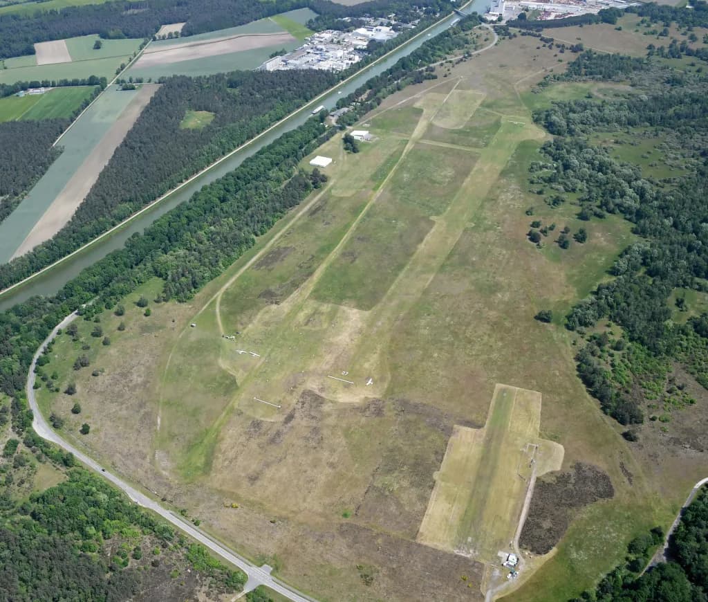 Luftaufnahme der Infrastruktur von Flugplatz Achmer