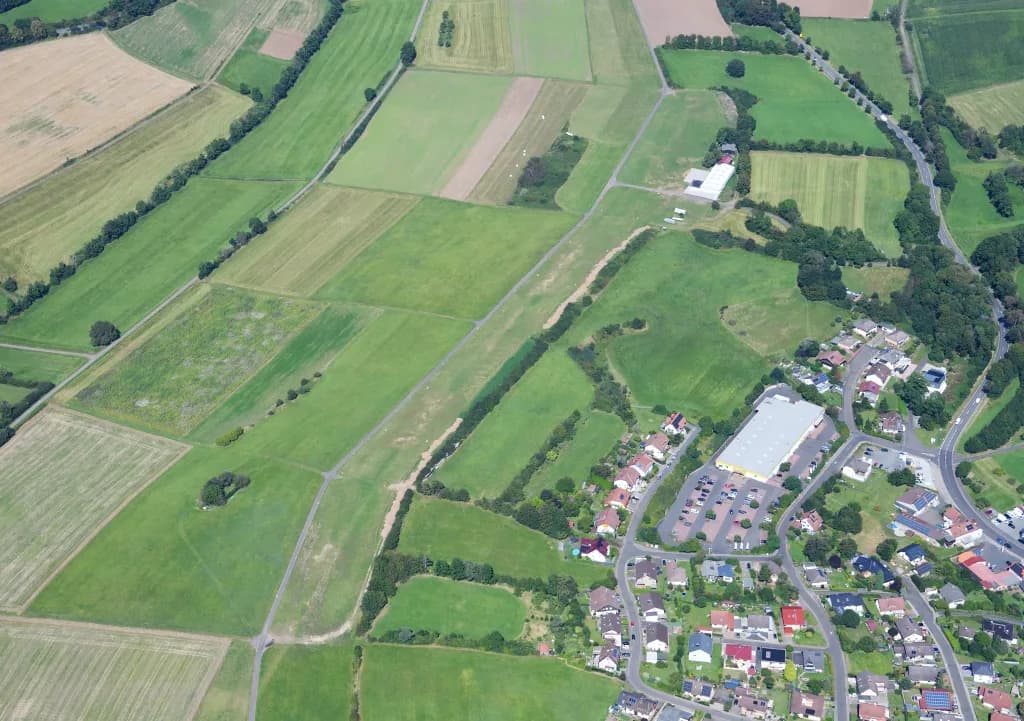 Luftaufnahme der Infrastruktur von Gedern Glider Field