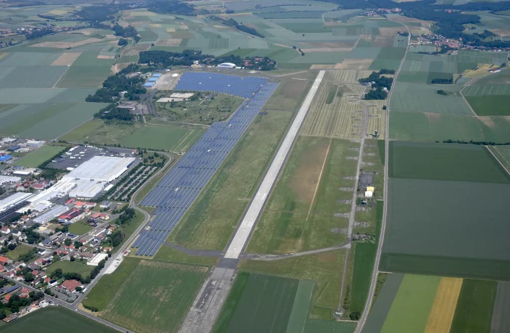 Luftaufnahme der Infrastruktur von Giebelstadt Airport