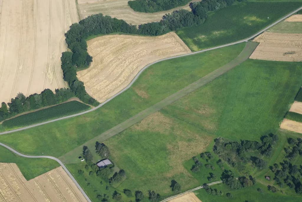 Vue aérienne de l'infrastructure de Göppingen-Bezgenriet Airfield