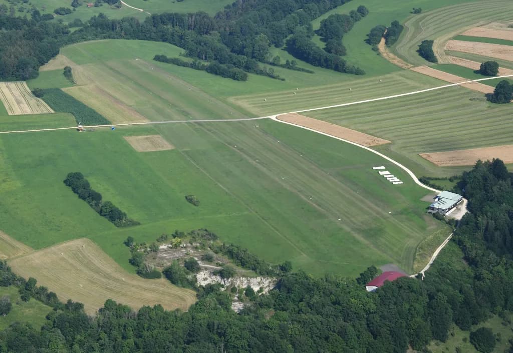 Luftaufnahme der Infrastruktur von Gruibingen-Nortel Airfield