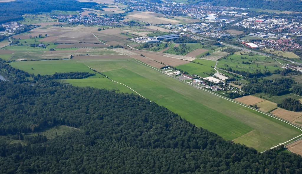 Vue aérienne de l'infrastructure de Hahnweide Airfield