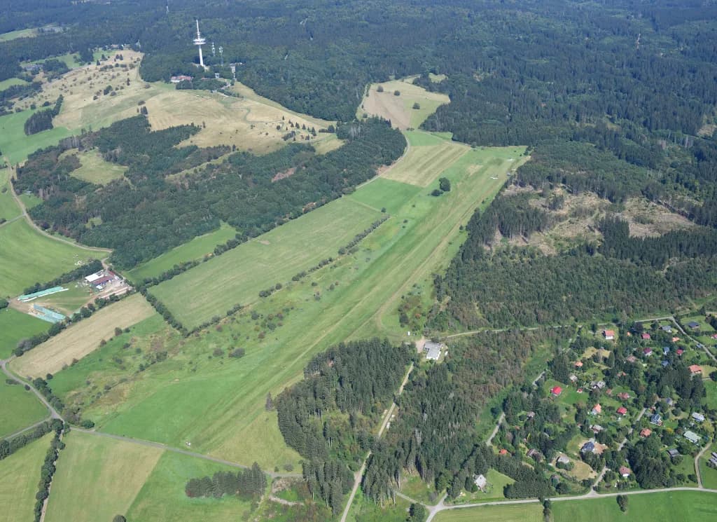 Luftaufnahme der Infrastruktur von Hoherodskopf Airfield