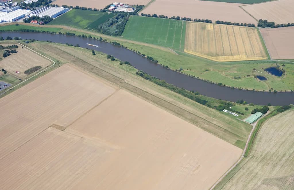 Luftaufnahme der Infrastruktur von Hoya Airfield