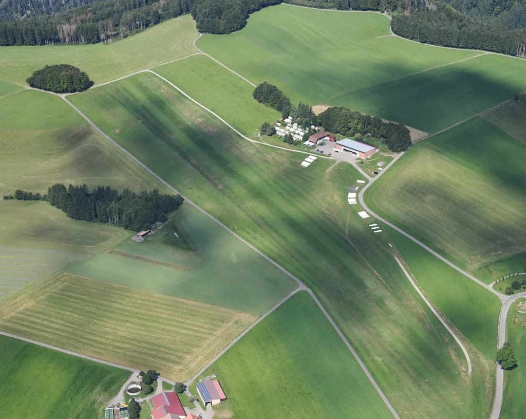 Luftaufnahme der Infrastruktur von Hütten Glider Field