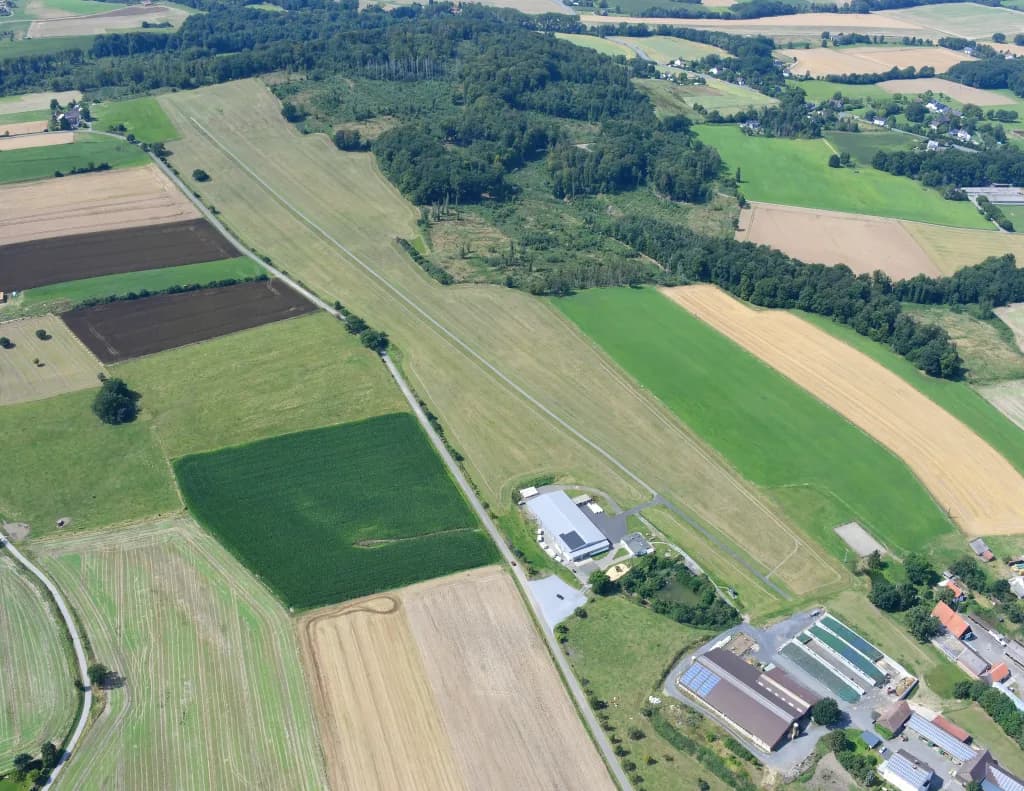 Luftaufnahme der Infrastruktur von Menden-Barge Airfield