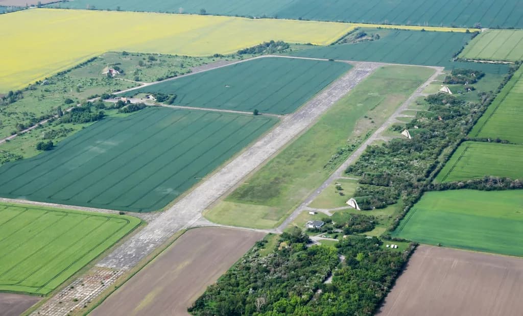 Luftaufnahme der Infrastruktur von Merseburg Airfield