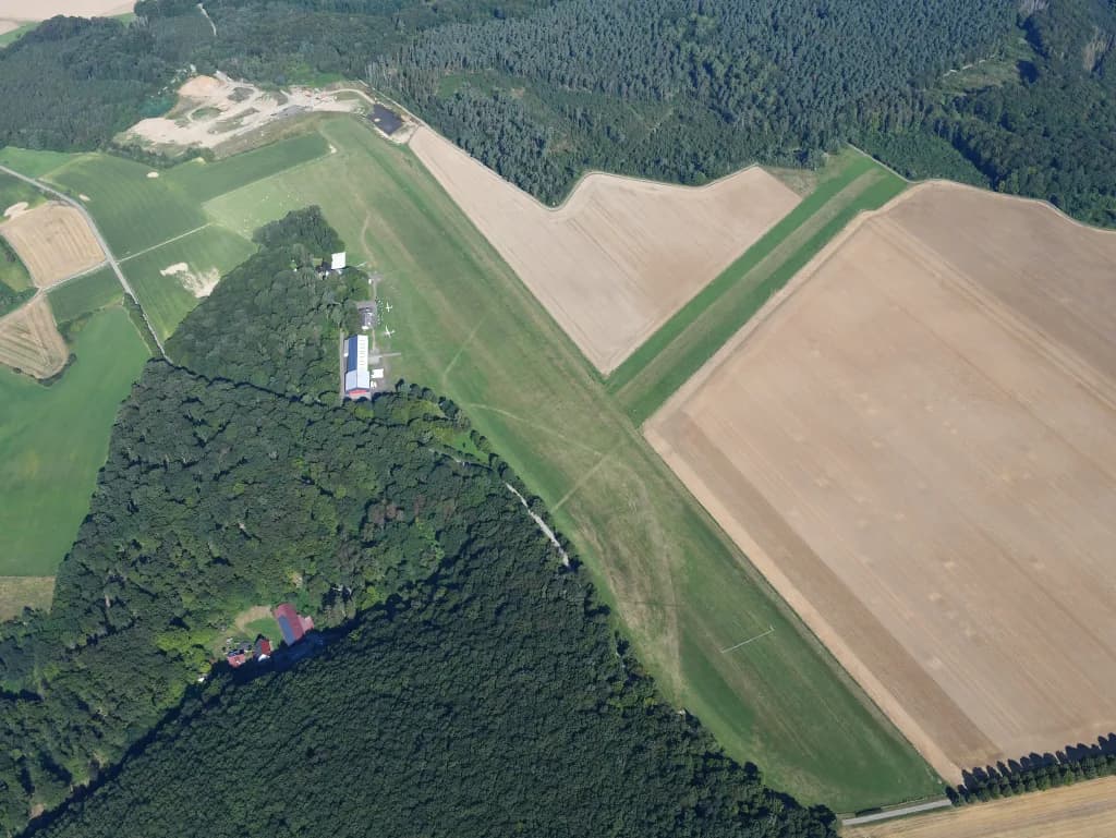 Luftaufnahme der Infrastruktur von Mönchsheide Glider Field