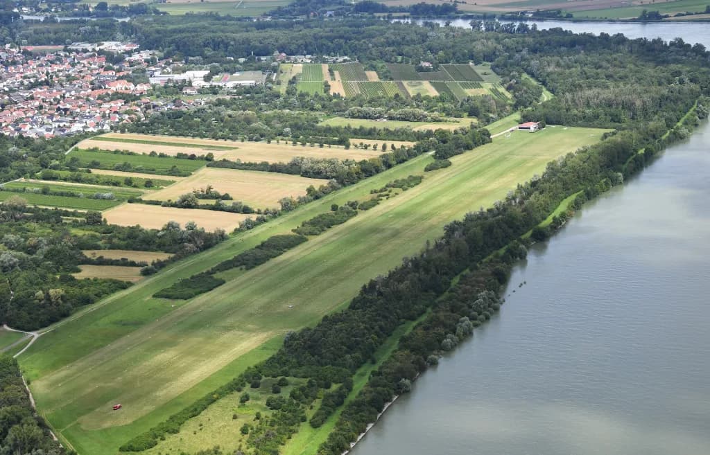 Luftaufnahme der Infrastruktur von Oppenheim Airfield