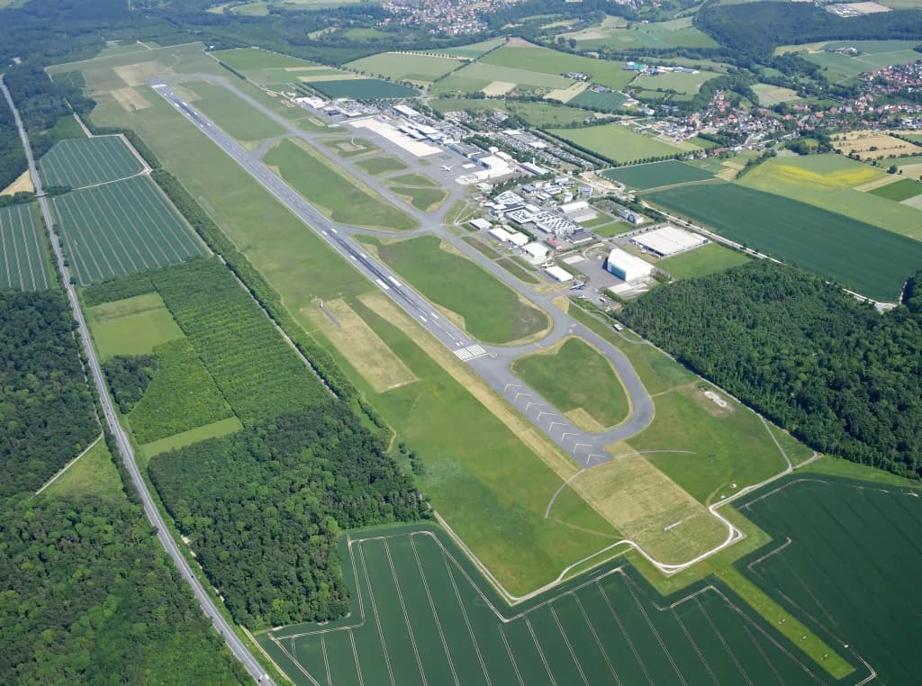 Luftaufnahme der Infrastruktur von Paderborn Lippstadt Airport