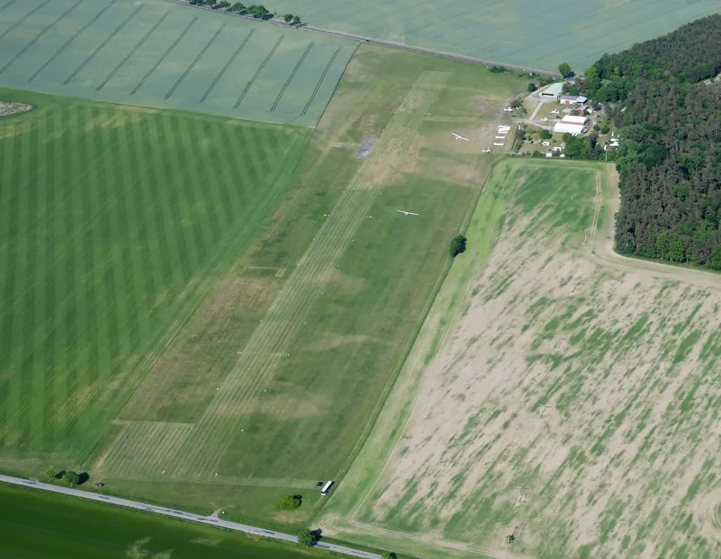 Vue aérienne de l'infrastructure de Pritzwalk-Sommersberg Airfield