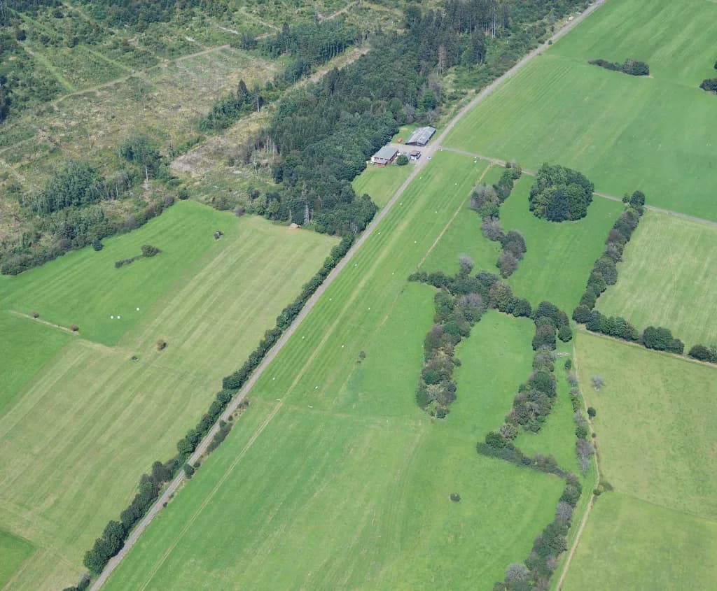 Luftaufnahme der Infrastruktur von Schotten Airfield