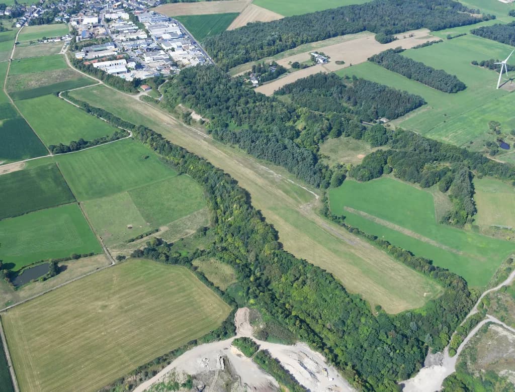 Luftaufnahme der Infrastruktur von Stolberg-Diepenlinchen Airfield