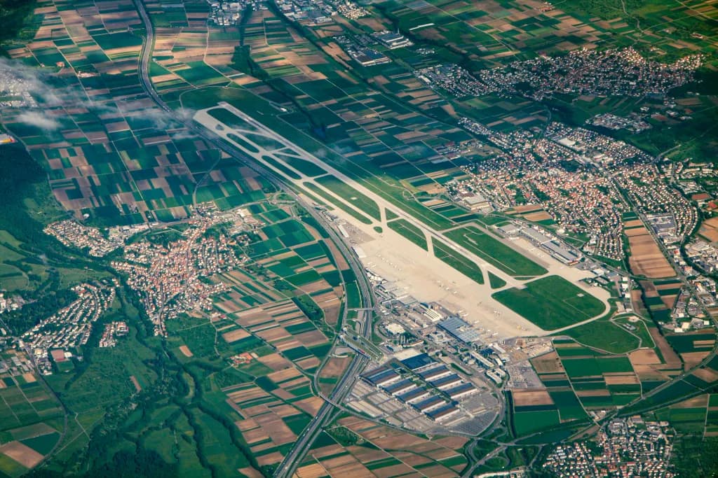 Panorama infrastruktury portu Stuttgart Airport - Przewodnik po lotnisku w sercu Niemiec