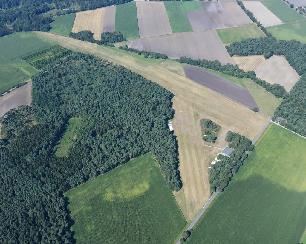 Luftaufnahme der Infrastruktur von Tarmstedt Airfield