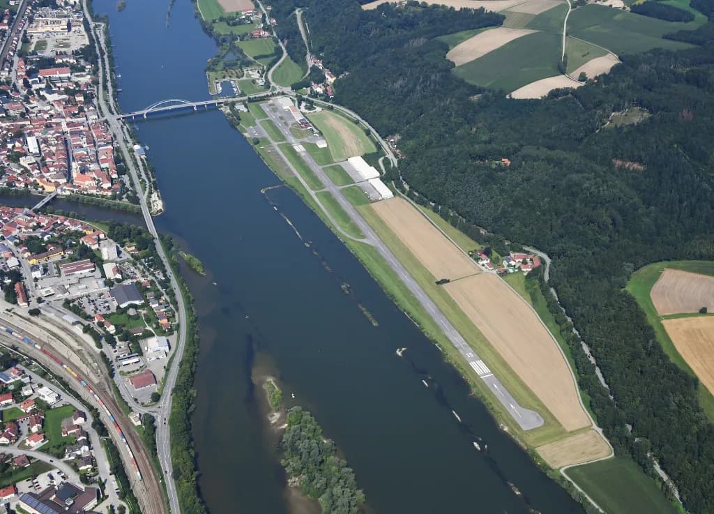 Luftaufnahme der Infrastruktur von Vilshofen Airfield