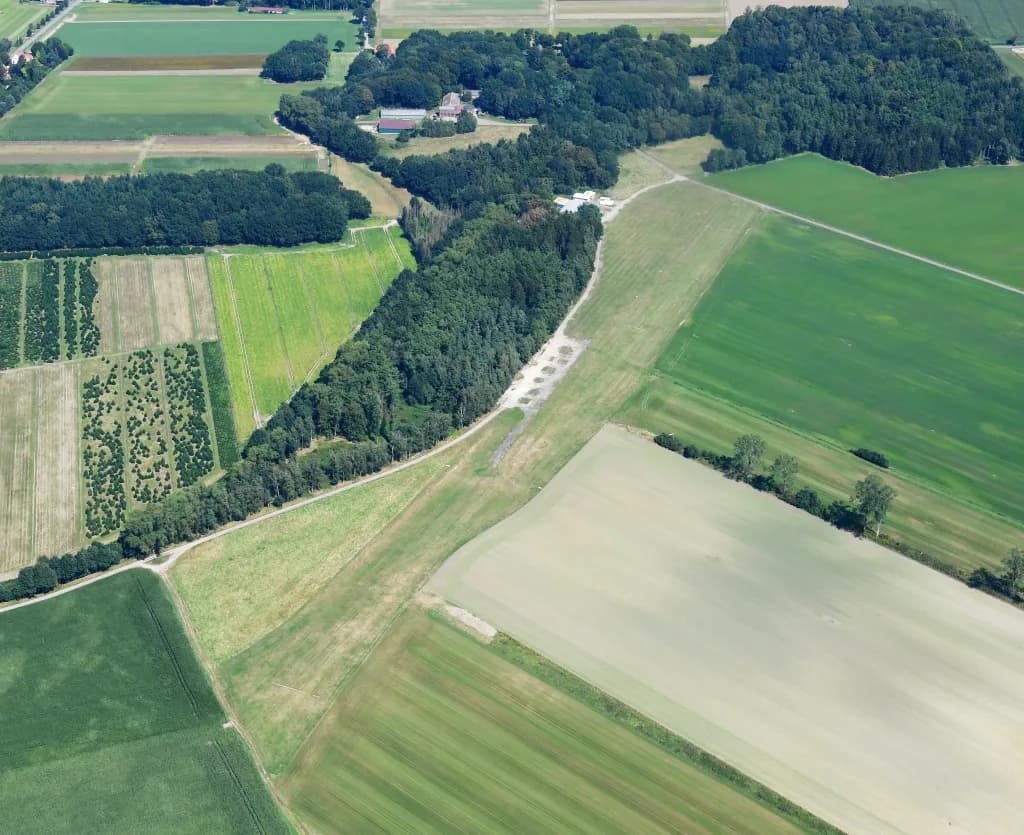 Luftaufnahme der Infrastruktur von Wenzendorf Airfield