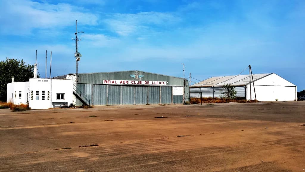 Luftaufnahme der Infrastruktur von Alfes Airfield