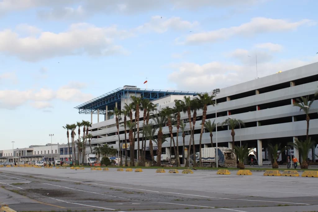 Luftaufnahme der Infrastruktur von Algeciras Heliport