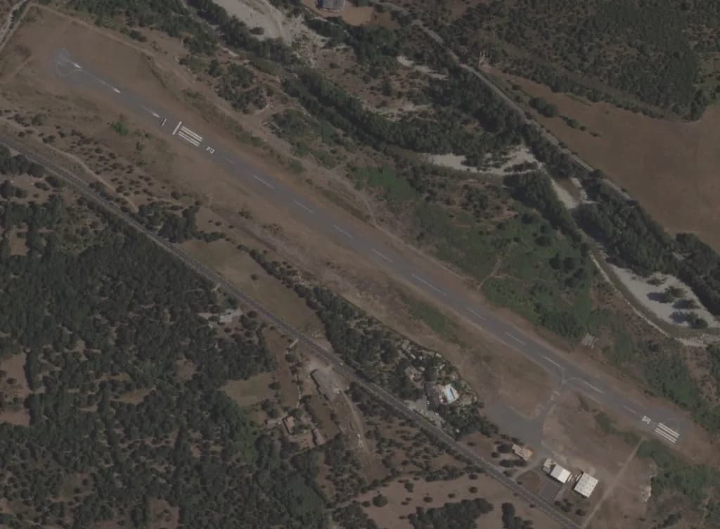 Panorama infrastruktury portu Aérodrome de Corte