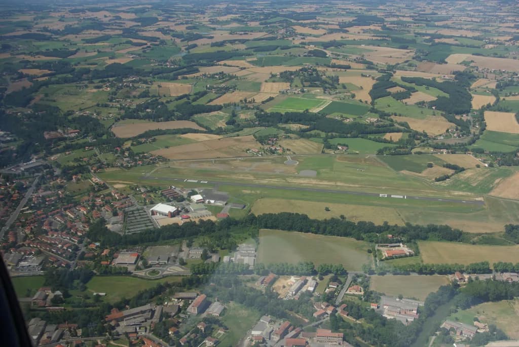 Vue aérienne de l'infrastructure de Aérodrome de Graulhet-Montdragon