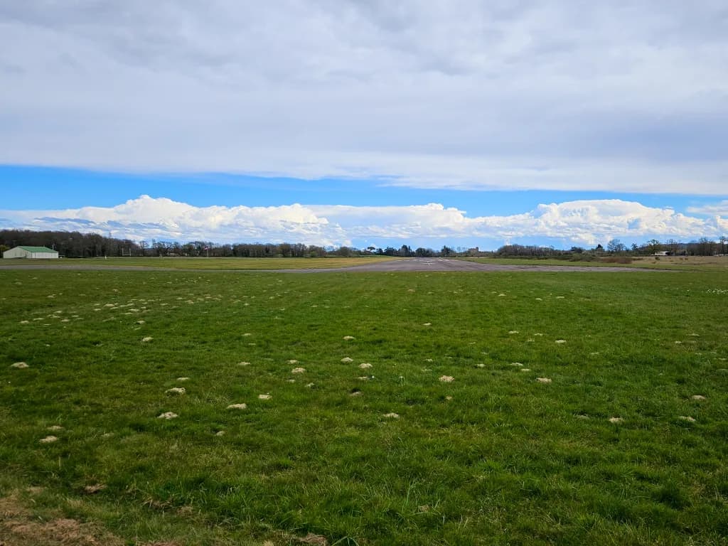 Luftaufnahme der Infrastruktur von Aire-sur-l'Adour Airfield