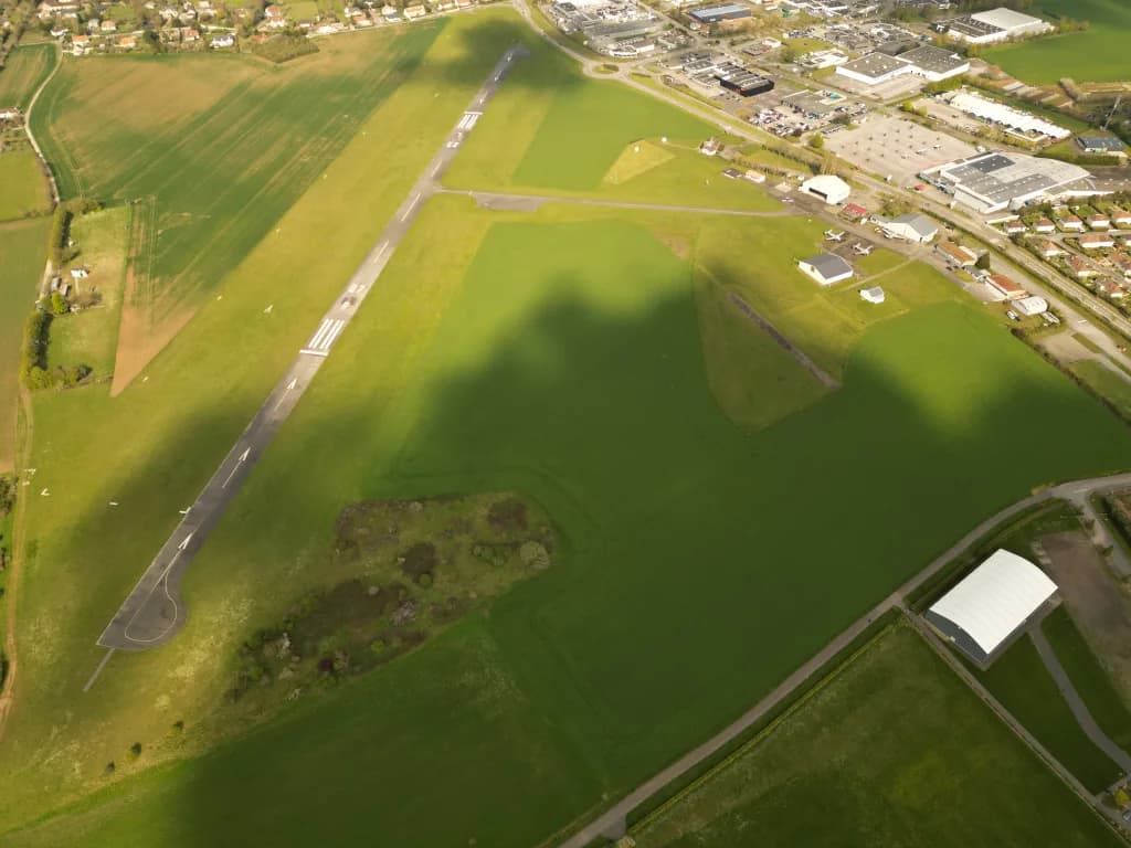 Vue aérienne de l'infrastructure de Alençon-Valframbert Airfield