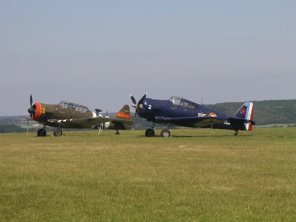 Luftaufnahme der Infrastruktur von Cerny-La Ferté Alais Airfield