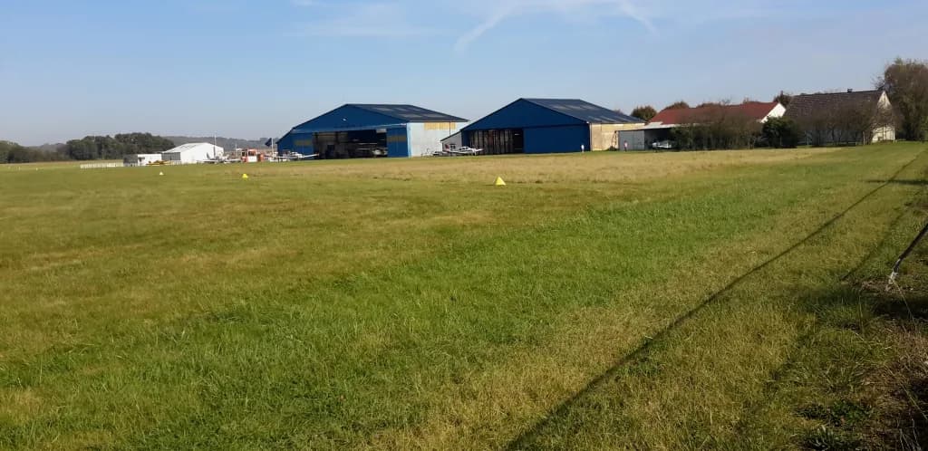 Vue aérienne de l'infrastructure de Chelles-le-Pin Airfield