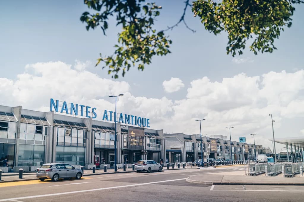 Luftaufnahme der Infrastruktur von Nantes Atlantique Airport