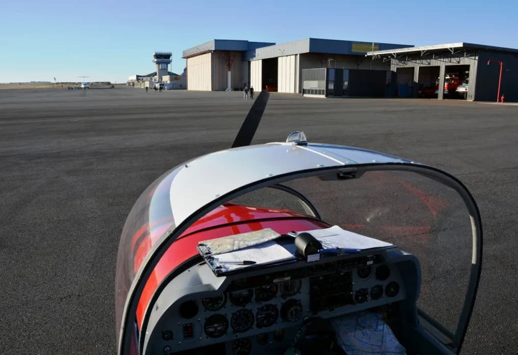Panorama infrastruktury portu Rodez–Aveyron Airport