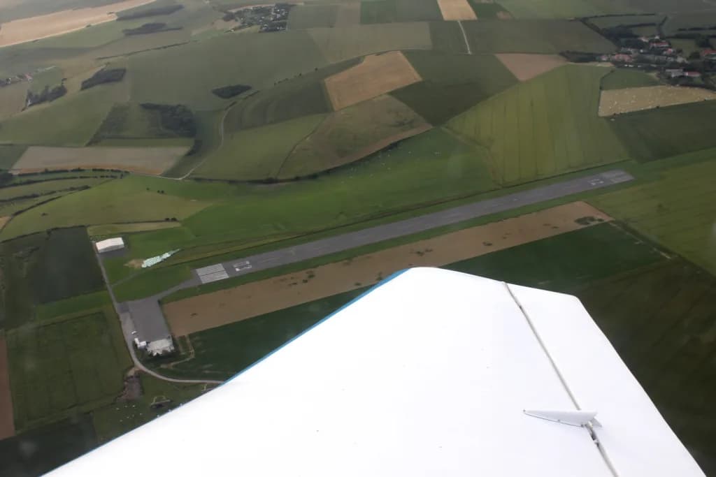 Luftaufnahme der Infrastruktur von Saint-Inglevert Aerodrome