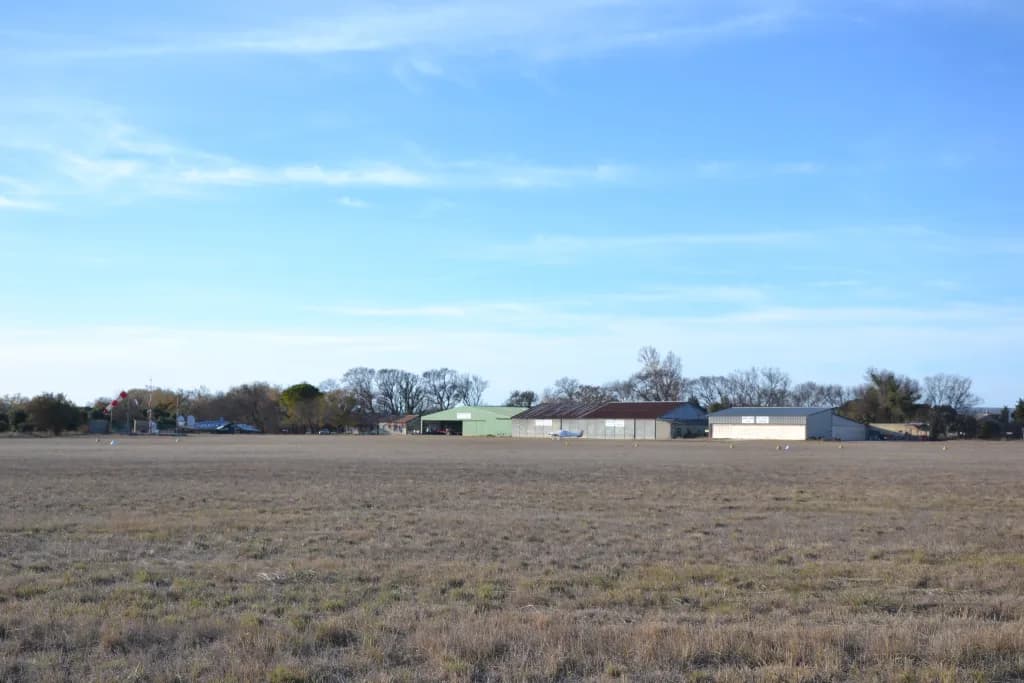 Luftaufnahme der Infrastruktur von Valréas Visan Airfield