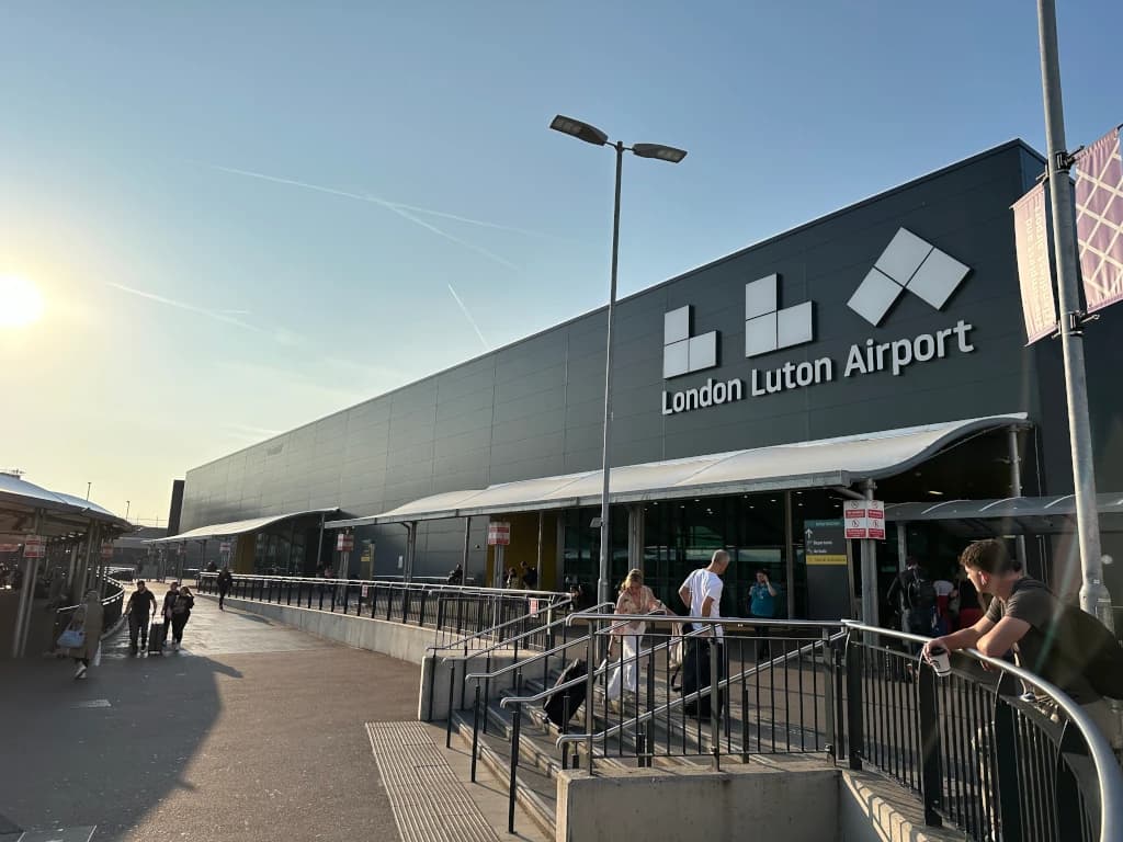 Panorama infrastruktury portu Zanurz się w świat London Luton Airport - Przewodnik dla podróżnych