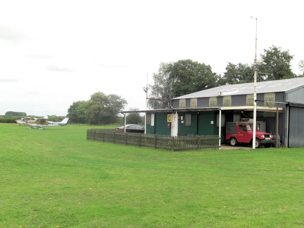 Luftaufnahme der Infrastruktur von Brimpton Airfield