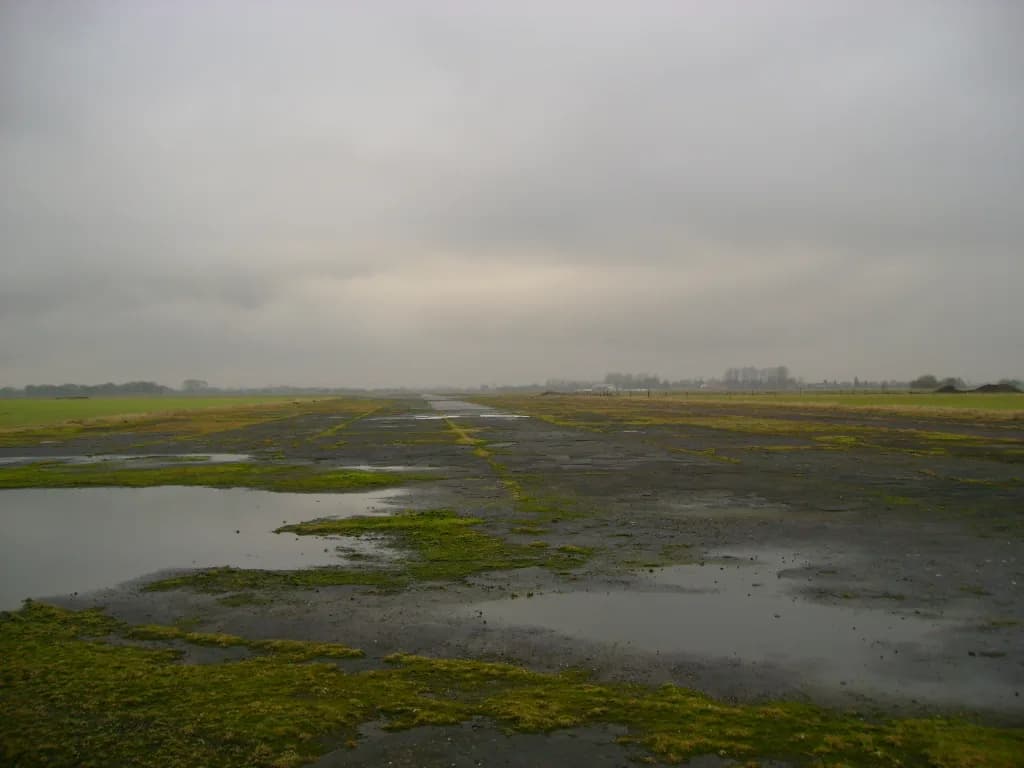 Luftaufnahme der Infrastruktur von Burn Airfield