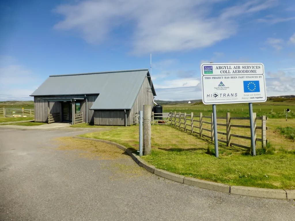 Luftaufnahme der Infrastruktur von Coll Airport