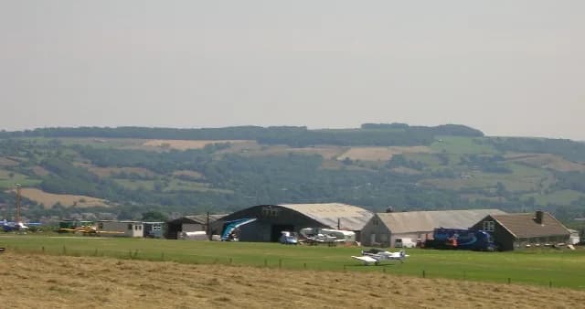 Luftaufnahme der Infrastruktur von Crosland Moor Airfield