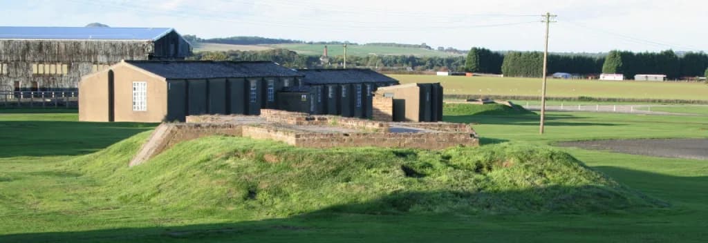 Luftaufnahme der Infrastruktur von East Fortune Airfield