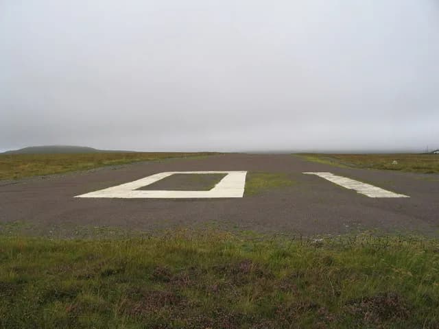 Luftaufnahme der Infrastruktur von Fetlar Airstrip