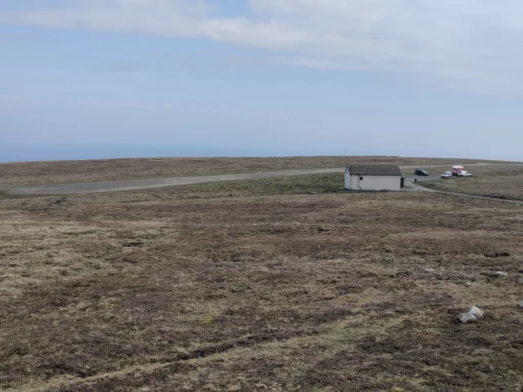 Luftaufnahme der Infrastruktur von Foula Airfield