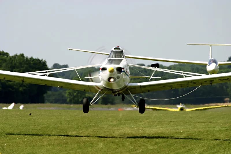 Luftaufnahme der Infrastruktur von Hinton-in-the-Hedges Airfield