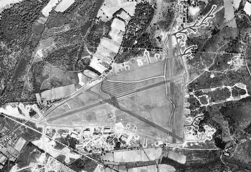Luftaufnahme der Infrastruktur von RAF Aldermaston