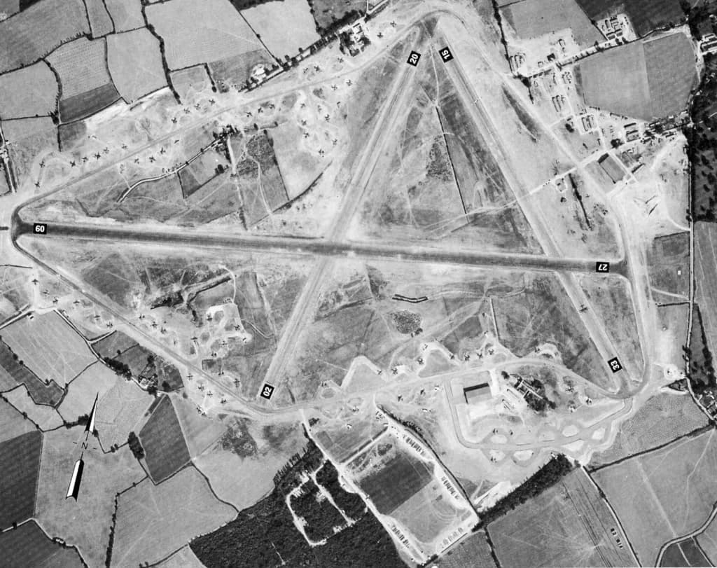 Luftaufnahme der Infrastruktur von RAF Andrews Field / RAF Great Saling